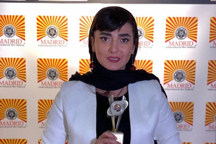 مینا وحید در لسآنجلس جایزه گرفت