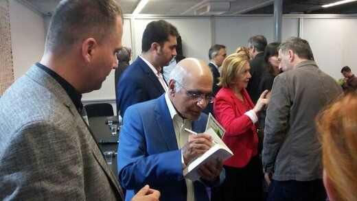 هوشنگ مرادی کرمانی در حلقه طرفدارانش/ صفی که صربستانیها برای خالق "قصههای مجید" بستند