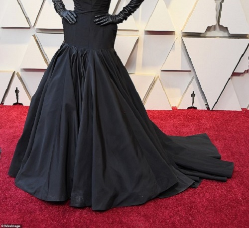 10231298-6740611-Breathtaking_Lady_Gaga_had_all_the_sparkle_she_needed_The_A_Star-m-226_1551057221574