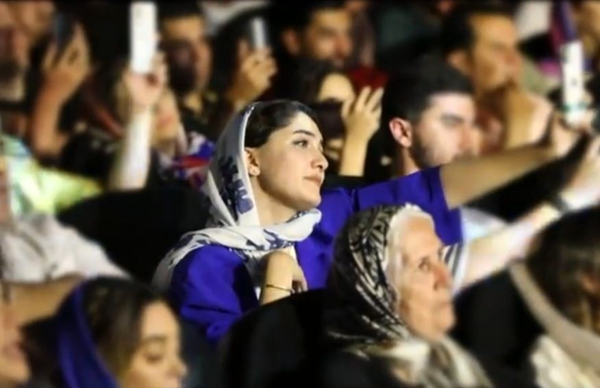 دختر جوانی که رضا صادقی به او حسودی کرد/ ویدئوی جالب از کنسرت خواننده مشکیپوش