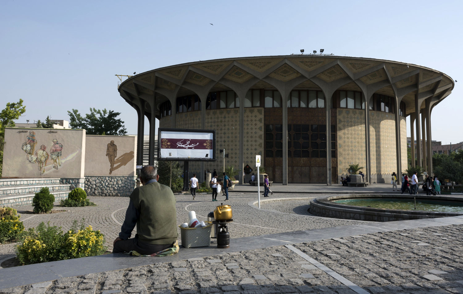 این رفت و آمدها حال تئاتر را خوب می‌کند؟